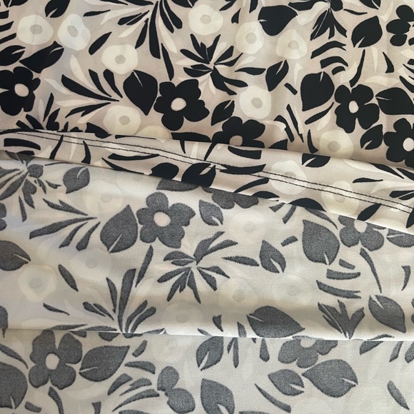 Anne Klein: (MEDIUM) Black and White Floral Blouse with Gold Button Detail - Picture 6 of 7